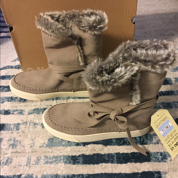TOMS Vista Faux Fur Lined Suede Boot - Picture 8 of 13